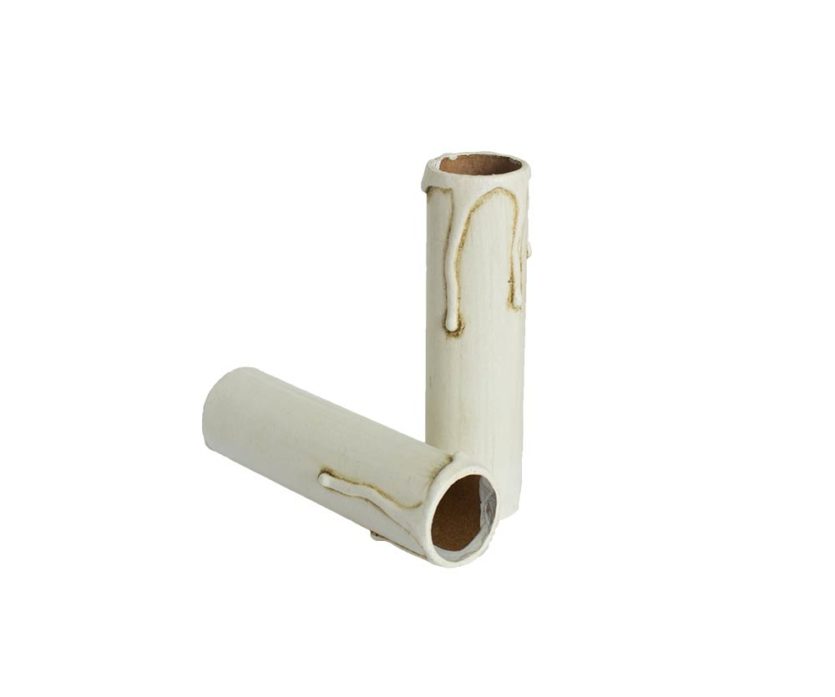 Kaarshuls antiek ivoor karton. Een antiek ivoren kartonnen huls voor een kroonluchter met een lengte van 100 mm geschikt voor E14 kaarsfittingen.