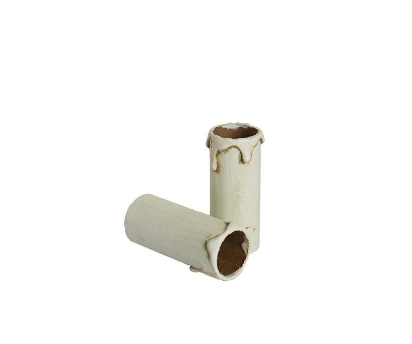 Kaarshuls antiek ivoor karton. Een antiek ivoren kartonnen huls voor een kroonluchter met een lengte van 65 mm geschikt voor E14 kaarsfittingen.