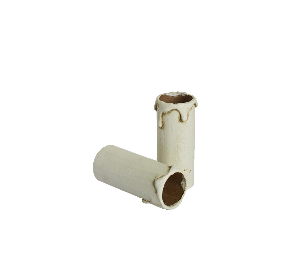Kaarshuls antiek ivoor karton. Een antiek ivoren kartonnen huls voor een kroonluchter met een lengte van 65 mm geschikt voor E14 kaarsfittingen.