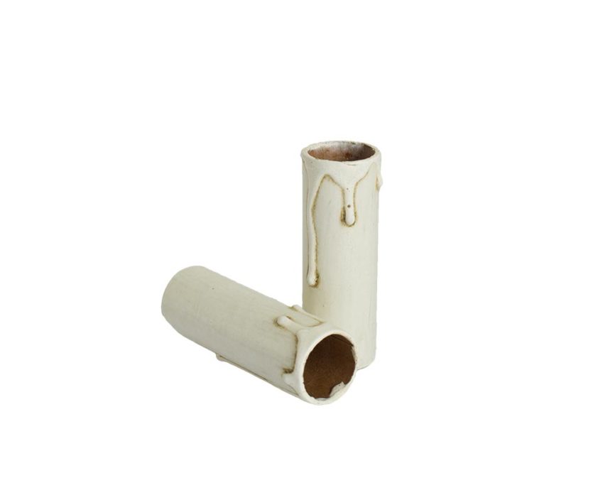 Kaarshuls antiek ivoor karton. Een antiek ivoren kartonnen huls voor een kroonluchter met een lengte van 80 mm geschikt voor E14 kaarsfittingen.