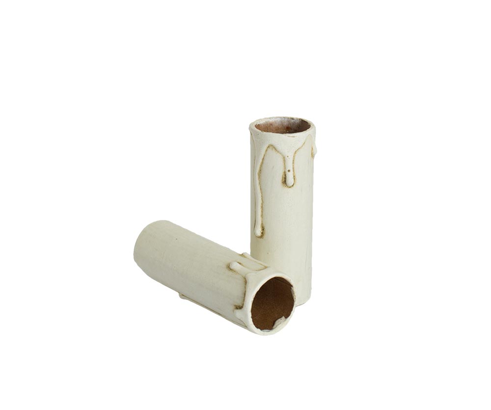 Kaarshuls antiek ivoor karton. Een antiek ivoren kartonnen huls voor een kroonluchter met een lengte van 80 mm geschikt voor E14 kaarsfittingen.