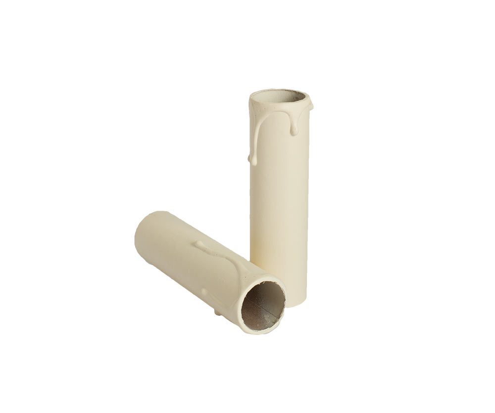 Kaarshuls ivoor karton. Een ivoorkleurige kartonnen huls voor een kroonluchter met een lengte van 100 mm geschikt voor E14 kaarsfittingen.