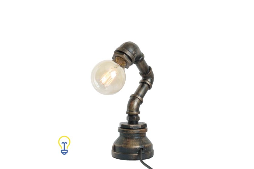 Industriële waterleiding tafellamp gemaakt van waterleidingen. Een stoere steampunk lamp voor industriële interieurs in barren, winkels en restaurants.
