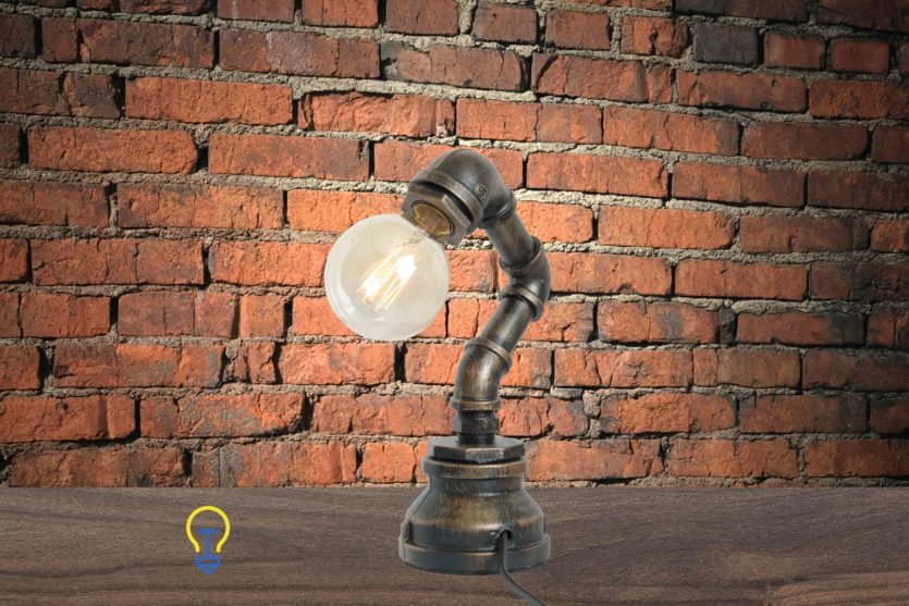 Industriële waterleiding tafellamp gemaakt van waterleidingen. Een stoere steampunk lamp voor industriële interieurs in barren, winkels en restaurants.