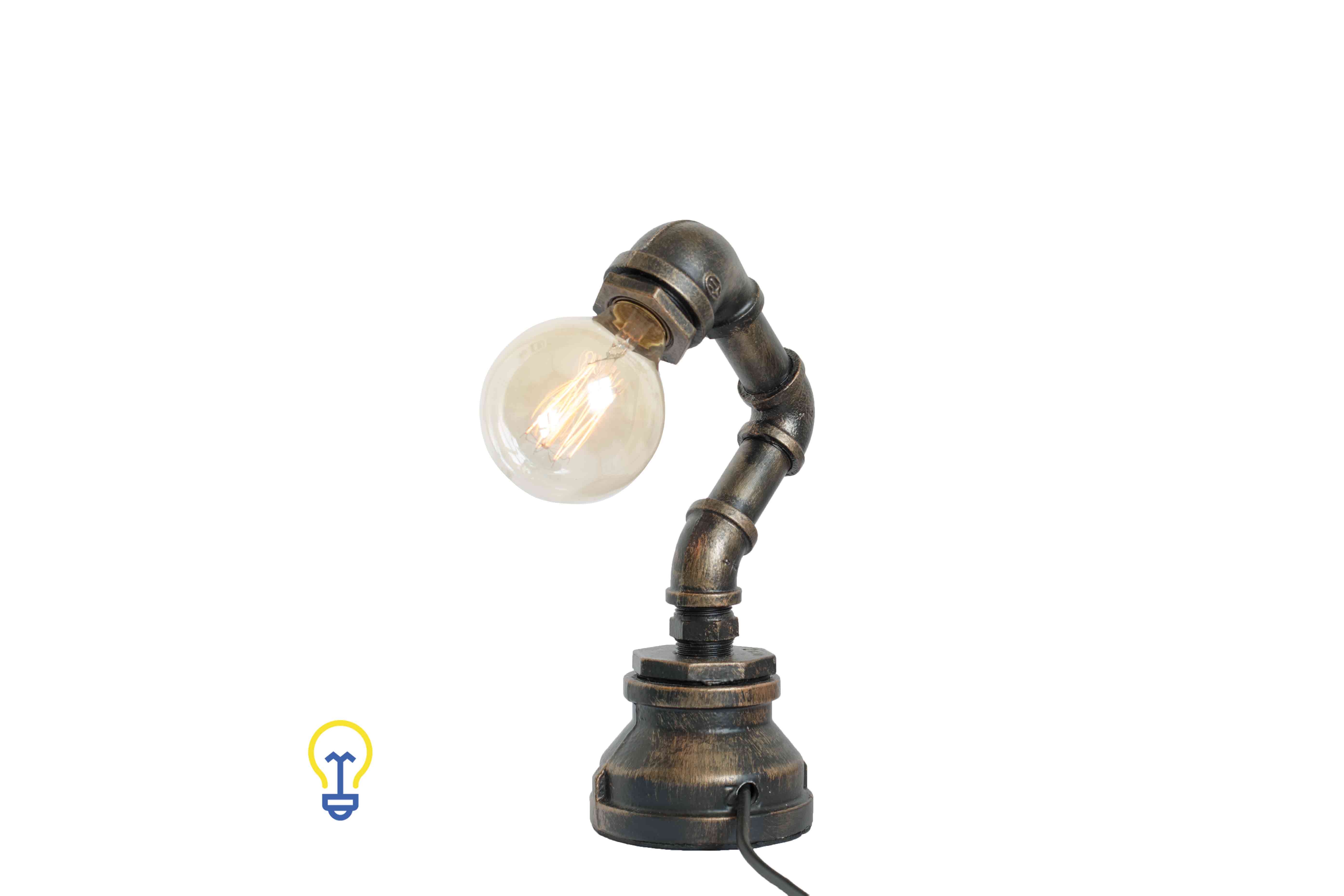 Industriële waterleiding tafellamp gemaakt van waterleidingen. Een stoere steampunk lamp voor industriële interieurs in barren, winkels en restaurants.